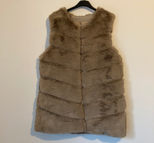 Load image into Gallery viewer, Faux Fur Gilet
